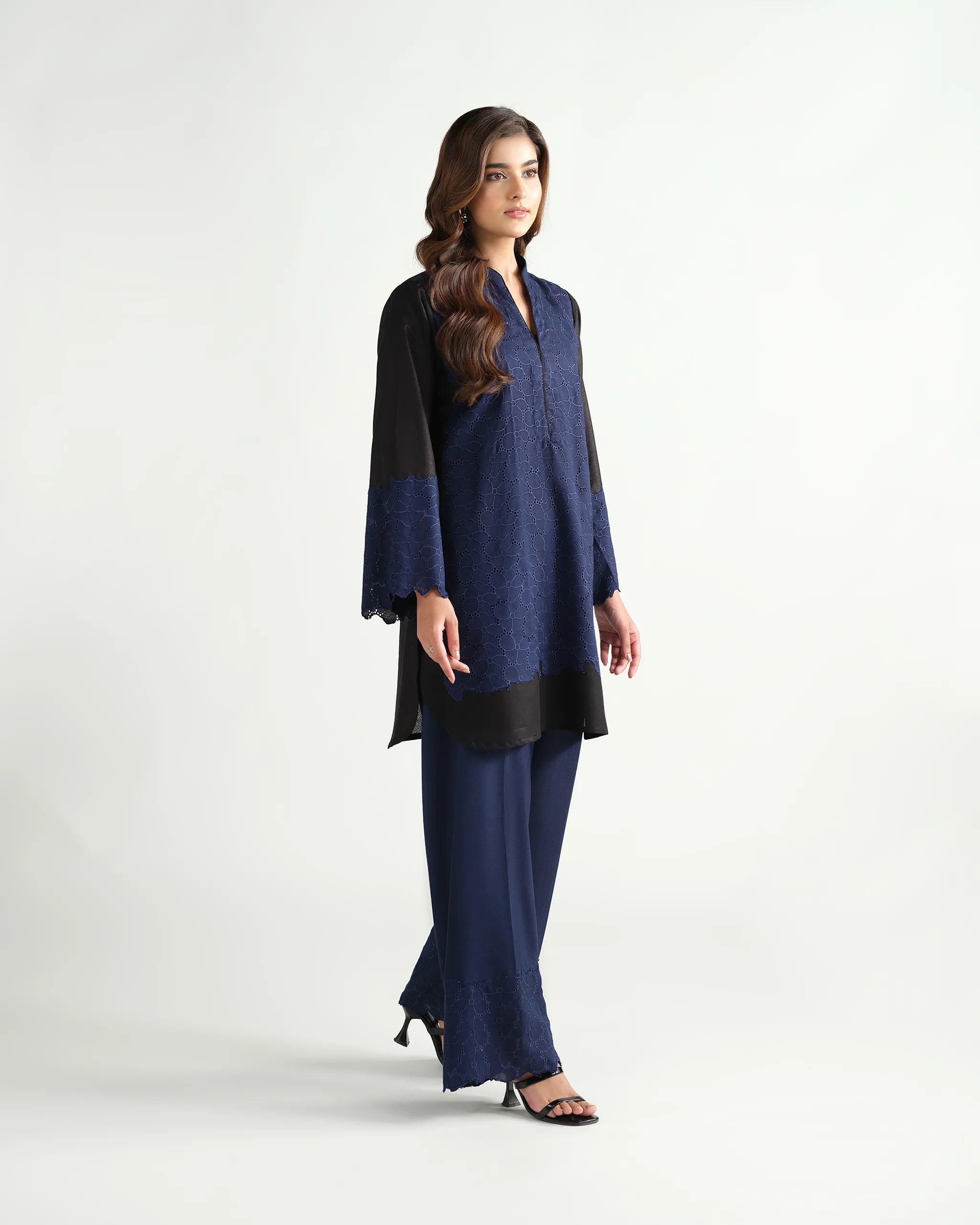 Sinoor's 'Aylin' navy blue and black embroidered pret suit from the Winter Basic Collection. Elegant ready-to-wear kurta and trousers for women.